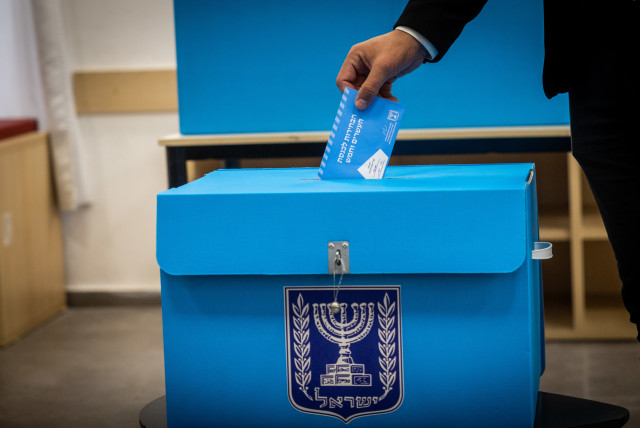  A man casts his vote in the Israeli general elections, at a polling station in Jerusalem, on November 1, 2022. (credit: YONATAN SINDEL/FLASH90)