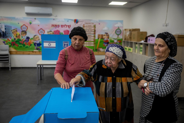  A 94-year-old woman casts her ballot in the Israeli general elections, at a voting station in Jerusalem, on November 1, 2022. (credit: YONATAN SINDEL/FLASH90)