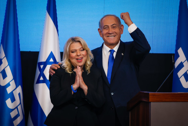  Likud head Benjamin Netanyahu addresses his supporters on the night of the Israeli elections, at the party headquarters in Jerusalem, November 2, 2022 (credit: OLIVIER FITOUSSI/FLASH90)