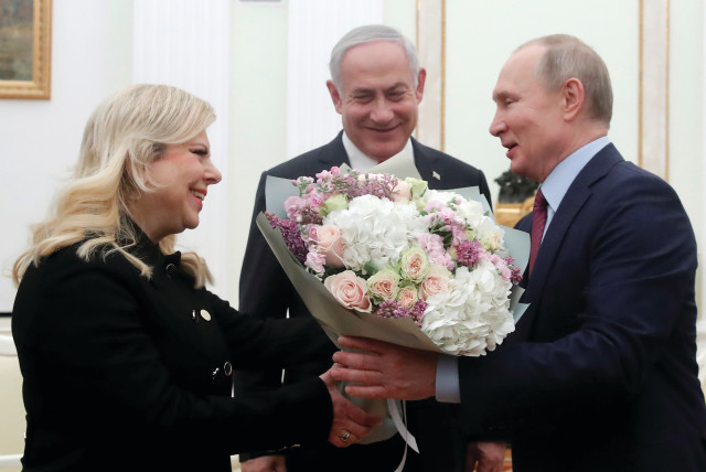  THEN-PRIME minister Benjamin Netanyahu looks as his wife Sara receives flowers from Russian President Vladimir Putin as they meet in Moscow, in 2020. (credit: MAXIM SHEMETOV/REUTERS)