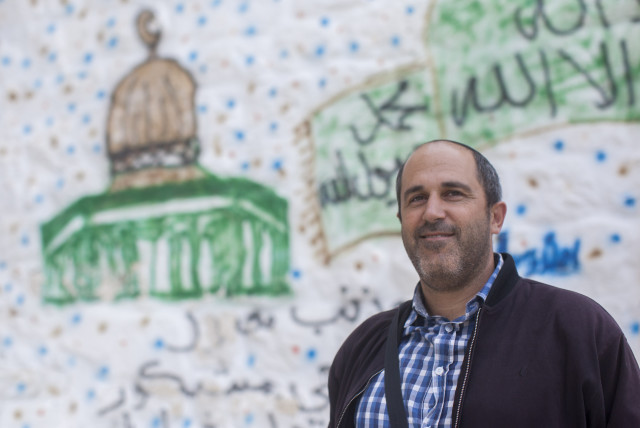 Jerusalem City Council member Aryeh King poses for a picture in the east Jerusalem neighborhood of Silwan, in Jerusalem on October 22, 2014 (credit: YONATAN SINDEL/FLASH90)