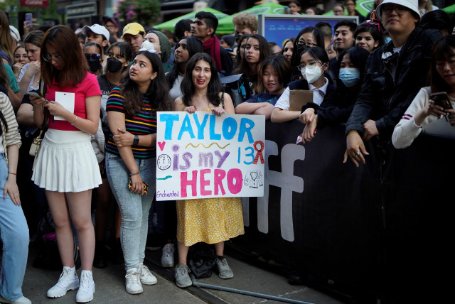 Fans of singer Taylor Swift attend the Toronto International Film Festival (TIFF) in Toronto, Ontario, Canada September 9, 2022. (credit: REUTERS/MARK BLINCH)