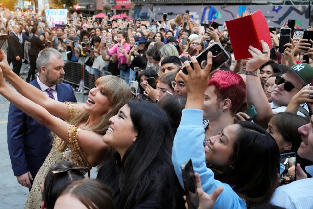  Singer Taylor Swift poses for a selfie with fans as she arrives to speak at the Toronto International Film Festival (TIFF) in Toronto, Ontario, Canada September 9, 2022. (credit: REUTERS/MARK BLINCH)
