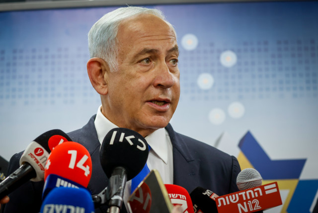  Likud party chairman MK Benjamin Netanyahu speaks to the media at the Shaare Tzedek hospital in Jerusalem on November 23, 2022. (credit: OLIVIER FITOUSSI/FLASH90)