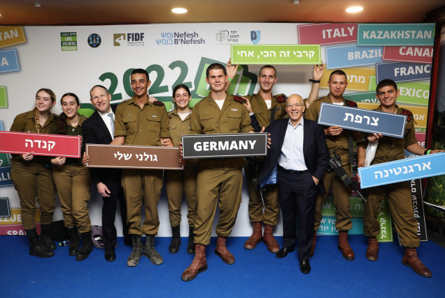  Lone soldiers gather with Nefesh B’Nefesh founders, Rabbi Yehoshua Fass and Tony Gelbart at FIDF- Nefesh B'Nefesh Errands Day (credit: YONIT SCHILLER)