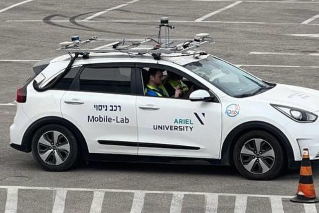 Los sistemas de conducción autónoma instalados en un vehículo de prueba que condujo en varios escenarios en tiempo real en una superficie de prueba física en la Arena del Grupo Shlomo en Tel Aviv. (Crédito: OMRI REFTOV)
