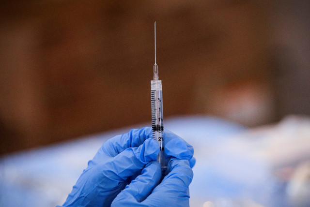  A syringe is filled with a dose of Pfizer's coronavirus disease (COVID-19) vaccine at a pop-up community vaccination center in Valley Stream, New York (credit: REUTERS)