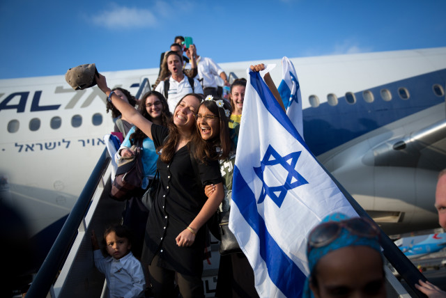  New immigrants from USA and Canada arrive on a special " Aliyah Flight 2016" on behalf of Nefesh B'Nefesh organization, at Ben Gurion airport in central Israel on August 17, 2016,  (photo credit: MIRIAM ALSTER/FLASH90)