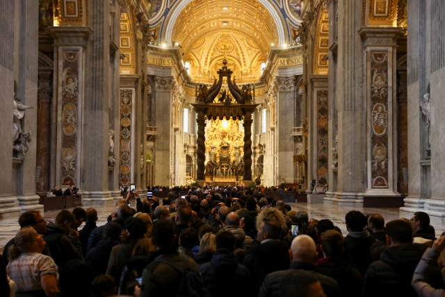  Faithful pay homage to former Pope Benedict, as his body lies in state at St. Peter's Basilica, at the Vatican, January 3, 2023. (credit: REUTERS/KAI PFAFFENBACH)