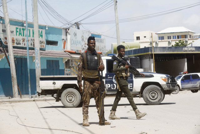  PREVIEW Police officers stand guard near Hayat Hotel, the scene of an al Qaeda-linked al Shabaab group militant attack, in Mogadishu, Somalia August 21, 2022 (credit: REUTERS/FEISAL OMAR)