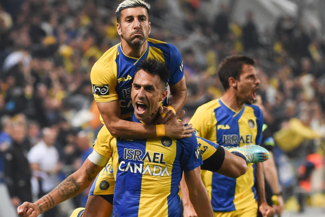  MACCABI TEL AVIV’S Eran Zahavi (front) celebrates after scoring the second of his two goals in the yellow-and-blue’s 3-0 victory over Maccabi Haifa at Bloomfield Stadium. (credit: BERNEY ARDOV)