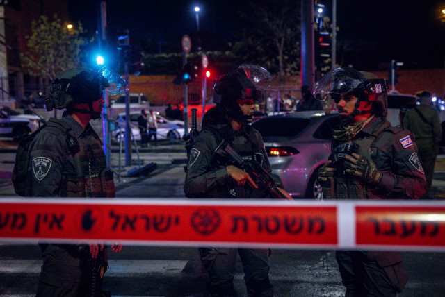  Israeli security forces and rescue forces at the scene of a shooting attack in Neve Yaakov, Jerusalem, January 27, 2023.  (credit: OLIVIER FITOUSSI/FLASH90)
