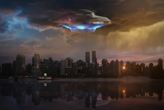  An alien UFO is seen above a city in this illustrative image. (credit: PIXABAY)
