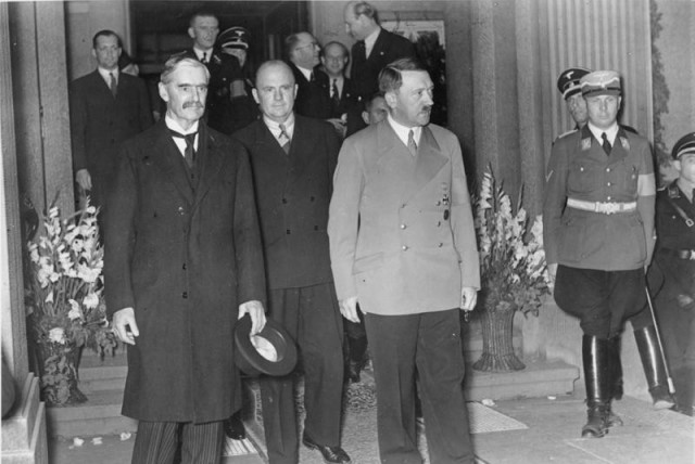  British Prime Minister Neville Chamberlain (left) and German Chancellor Adolf Hitler (in light jacket), leave their meeting at Bad Godesberg, 23 September 1938. (credit: Bundesarchiv, Bild 183-H12751 / CC-BY-SA 3.0)
