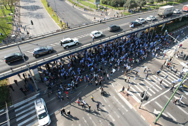  Anti-judicial reform protestors demonstrate at the junction of Rokach Boulevard and Ibn Gabirol in Tel Aviv, March 1, 2023 (credit: BLACK FLAGS MOVEMENT)