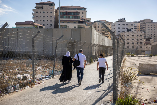  People crossing to the Shuafat refugee camp in Jerusalem on October 9, 2022. (credit: YONATAN SINDEL/FLASH90)
