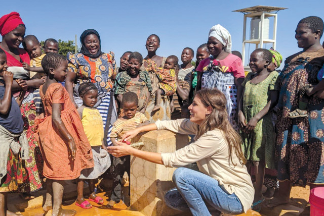  Sivan Yaari opens taps of clean water for the first time in Tanzania. (credit: INNOVATION:AFRICA)