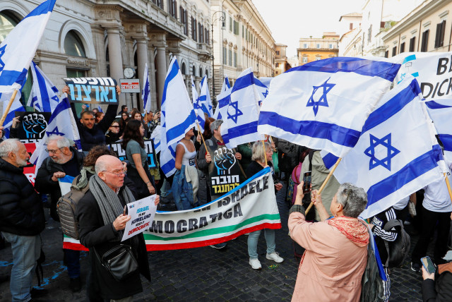  Italians and members of the Israeli community attend a protest against Israeli government's proposed judicial reform during the visit of Israeli Prime Minister Benjamin Netanyahu, in Rome, Italy March 10, 2023. (credit: REMO CASSILI/REUTERS)