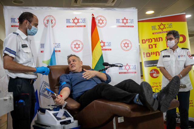  Minister of Health Nitzan Horowitz donates blood at a Magen David Adom blood donation center in Jerusalem, October 25, 2021. (credit: YONATHAN SINDEL/FLASH90)