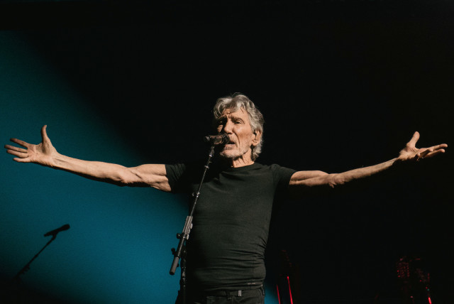 Former rock band "Pink Floyd" musician Roger Waters performs on stage during his tour, at Tacoma Dome in Tacoma, Washington, US, September 18, 2022. (photo credit: REUTERS/AMR ALFIKY)