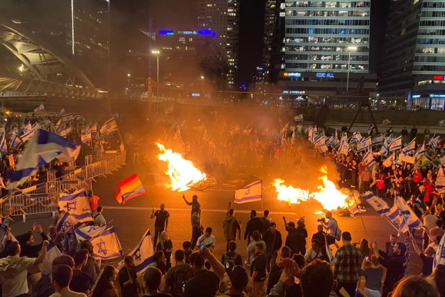  Thousands of Israelis gather in Tel Aviv in protest following Prime Minister Benjamin Netanyahu's firing of Defense Minister Yoav Gallant, on March 26, 2023. (credit: AVSHALOM SASSONI/MAARIV)