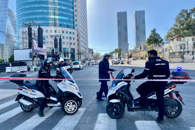  Police officers set up road closures in Tel Aviv ahead of the 13th consecutive week of judicial reform protests, April 1, 2023. (credit: AVSHALOM SASSONI/MAARIV)