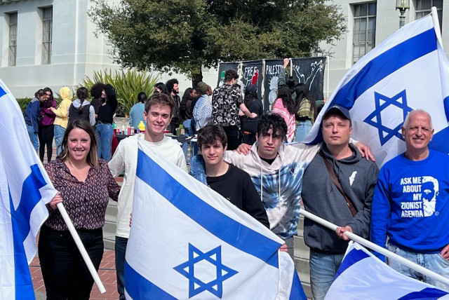  Pro-Israel students at the University of Berkeley demonstrate next to Pro-Palestinian students.  (credit: Club Z)