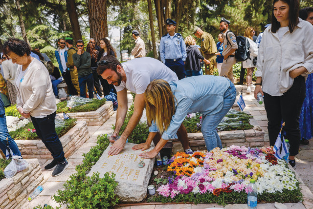  BEREAVED FAMILIES, friends and members of the security forces visit graves of fallen soldiers at the Mount Herzl Military Cemetery in Jerusalem, last year on Remembrance Day. (credit: OLIVIER FITOUSSI/FLASH90)