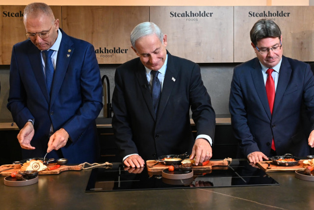  Prime Minister Benjamin Netanyahu visits Steakholder Foods in Rehovot on April 19, 2023. (credit: HAIM ZACH/GPO)