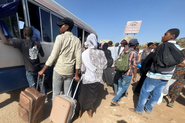  People gather at the station to flee from Khartoum during clashes between the paramilitary Rapid Support Forces and the army in Khartoum, Sudan April 19, 2023. (credit: REUTERS/EL TAYEB SIDDIG)