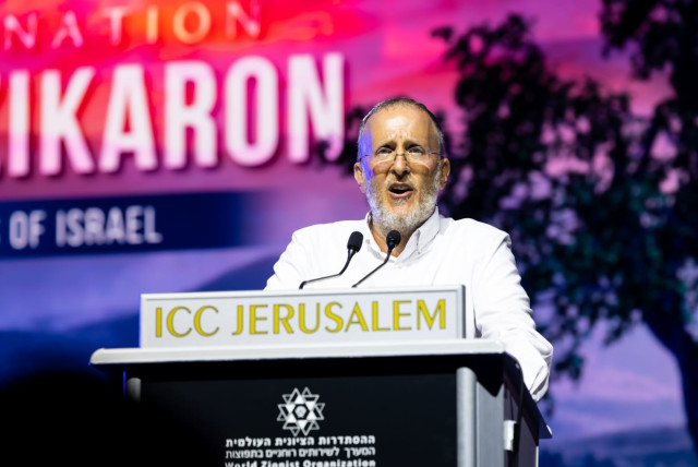  Rabbi Leo Dee is seen speaking at an Israel Remembrance Day ceremony. (credit: Ariel Ohana)