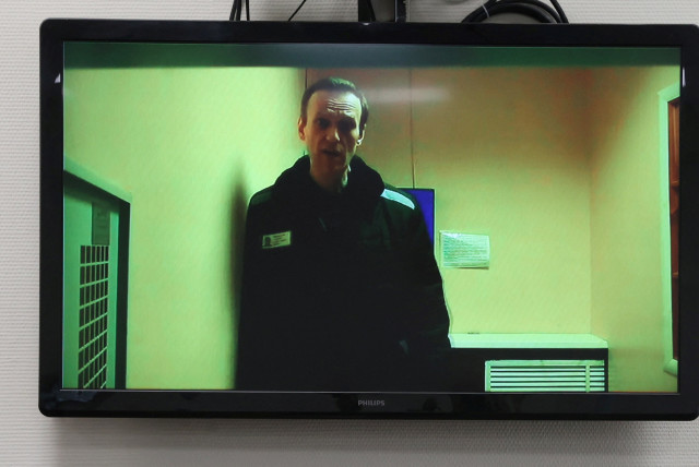  Russian opposition leader Alexei Navalny is seen on a screen via video link from a penal colony in the Vladimir Region during a hearing at the Basmanny district court in Moscow, Russia April 26, 2023 (credit: REUTERS/Yulia Morozova)