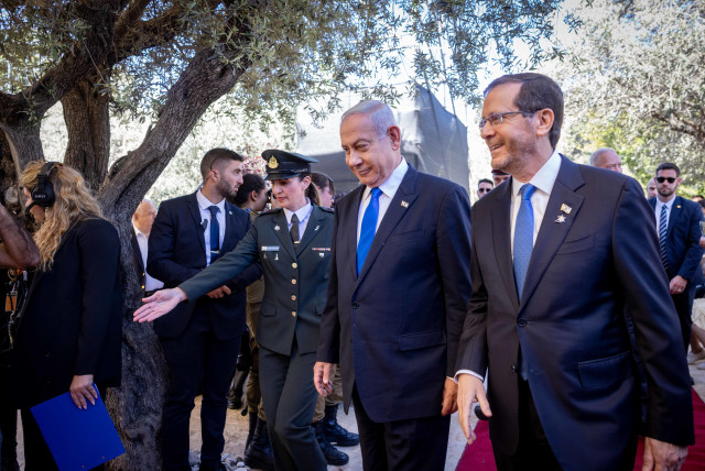  Israeli president Isaac Herzog and Israeli Prime Minister Benjamin Netanyahu at event for outstanding soldiers as part of Israel's 75th Independence Day celebrations, at the President's residence in Jerusalem on April 26, 2023.  (credit: YONATAN SINDEL/FLASH90)