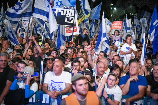  Right-wing Israelis attend a rally in support of the government's planned judicial overhaul, outside the Knesset, the Israeli parliament in Jerusalem, on April 27, 2023.  (credit: ARIE LEIB ABRAMS/FLASH 90)
