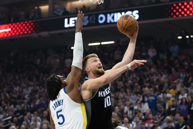  Sacramento Kings forward Domantas Sabonis (10) shoots the basketball against Golden State Warriors forward Kevon Looney (5) during the first quarter in game two of the first round of the 2023 NBA playoffs at Golden 1 Center. (credit: KYLE TERADA-USA TODAY SPORTS)