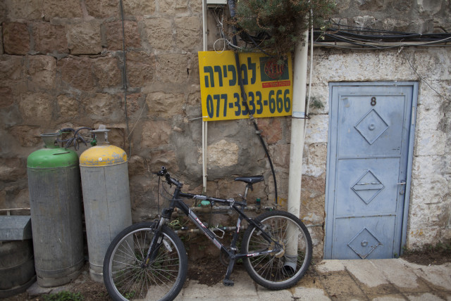  A sign ''for sale'' on an old house in downtown Jerusalem, on October 27, 2015.  (credit: LIOR MIZRAHI/FLASH90)