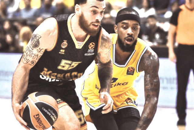  MIKE JAMES (left) and AS Monaco got the best of Lorenzo Brown (right) and Maccabi Tel Aviv and are now a win away from advancing to the Euroleague Final Four. (credit: Dov Halickman)