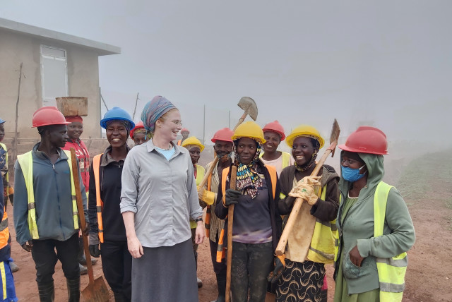  Dr. Hanna Klein of Gigawatt Global with women laborers at the site of the 7.5 MW solar field in Mubuga. (credit: GIGAWATT GLOBAL)