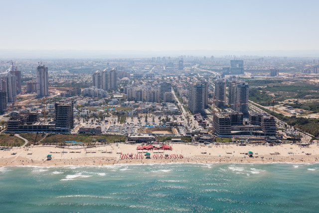 An aeriel view of a beach in the city of Rishon Lezion, in central Israel, taken April 2023 (credit: MARC ISRAEL SELLEM/THE JERUSALEM POST)