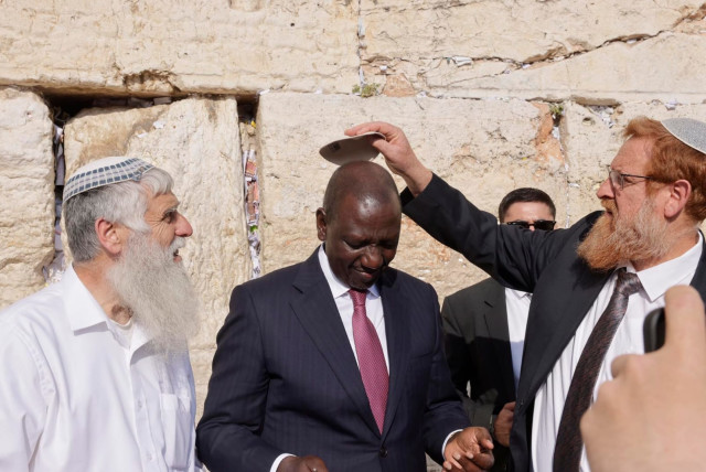 Kenyan President William Ruto prayed at the Western Wall, 9 May 2023 (credit: MARC ISRAEL SELLEM)