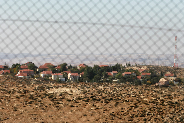  General view of the illegal settlement of Beit Yatir on November 29, 2006 (credit: OLIVIER FITOUSSI/FLASH90)