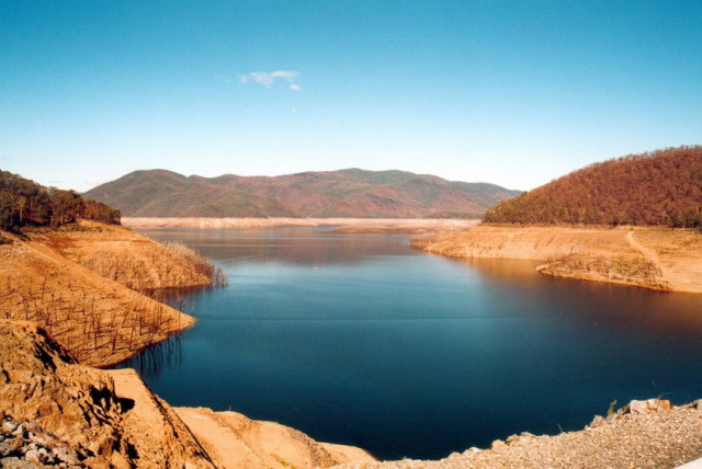  Dartmouth Dam in remote Victoria, Australia. (credit: Wikimedia Commons)