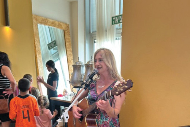  RAHELI WOLLSTEIN sings to Sderot evacuees in a Netanya hotel. (credit: ALEX DEUTSCH)