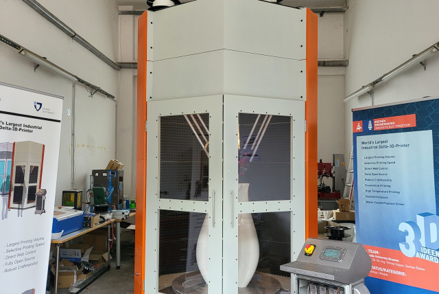  The proprietary large-scale 3D-printer ''HoneyComb3D''  and one of its printed wind turbines. (credit: Constructor University)