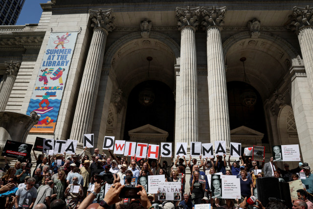  Supporters of author Salman Rushdie attend a reading and rally to show solidarity for free expression at the New York Public Library in New York City, US, August 19, 2022. (credit: REUTERS/BRENDAN MCDERMID)