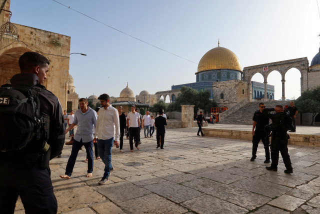 Israeli police stand guard as visitors tour the Temple Mount, amid tensions ahead of the annual flag march which marks Jerusalem Day, in Jerusalem May 18, 2023.  (credit: Sinan Abu Mayzer/Reuters)