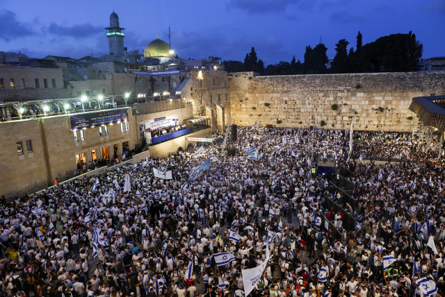  Israelis gather by the Western Wall in Jerusalem's Old city as they mark Jerusalem Day, in Jerusalem May 18, 2023. (photo credit: RONEN ZVULUN/REUTERS)