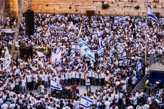  Israelis gather and dance by the Western Wall in Jerusalem's Old city as they mark Jerusalem Day, in Jerusalem May 18, 2023 (credit: RONEN ZVULUN/REUTERS)