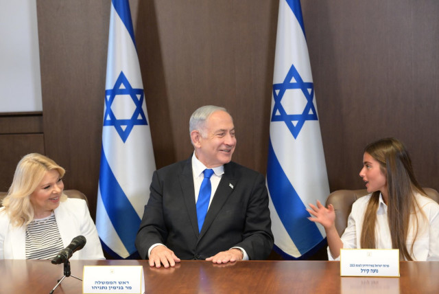   Israeli pop sensation meets with Israeli Prime Minister Benjamin Netanyahu and his wife Sara (credit: AMOS BEN GERSHOM/GPO)