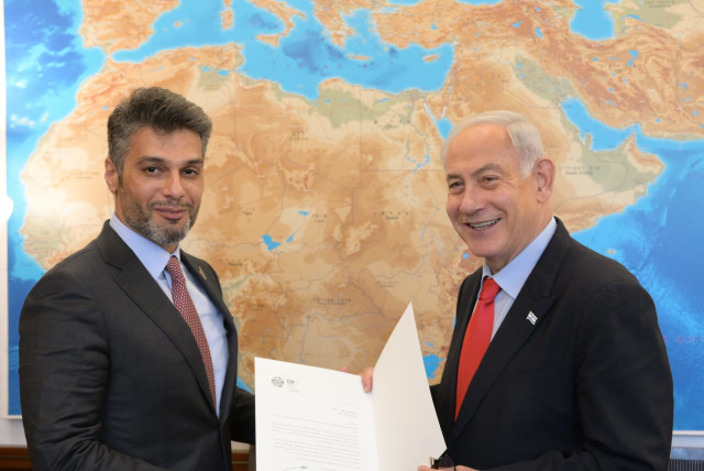 United Arab Emirates Ambassador Mohamed Al Khaja handing an invitation to Prime Minister Benjamin Netanyahu. (credit: AMOS BEN-GERSHOM/GPO)